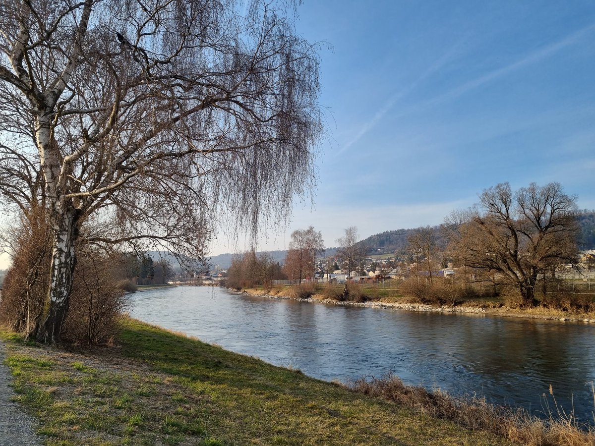 AmyandaFairy's tweet photo. Walk along Limmat river https://t.co/hbOkYhTzXd