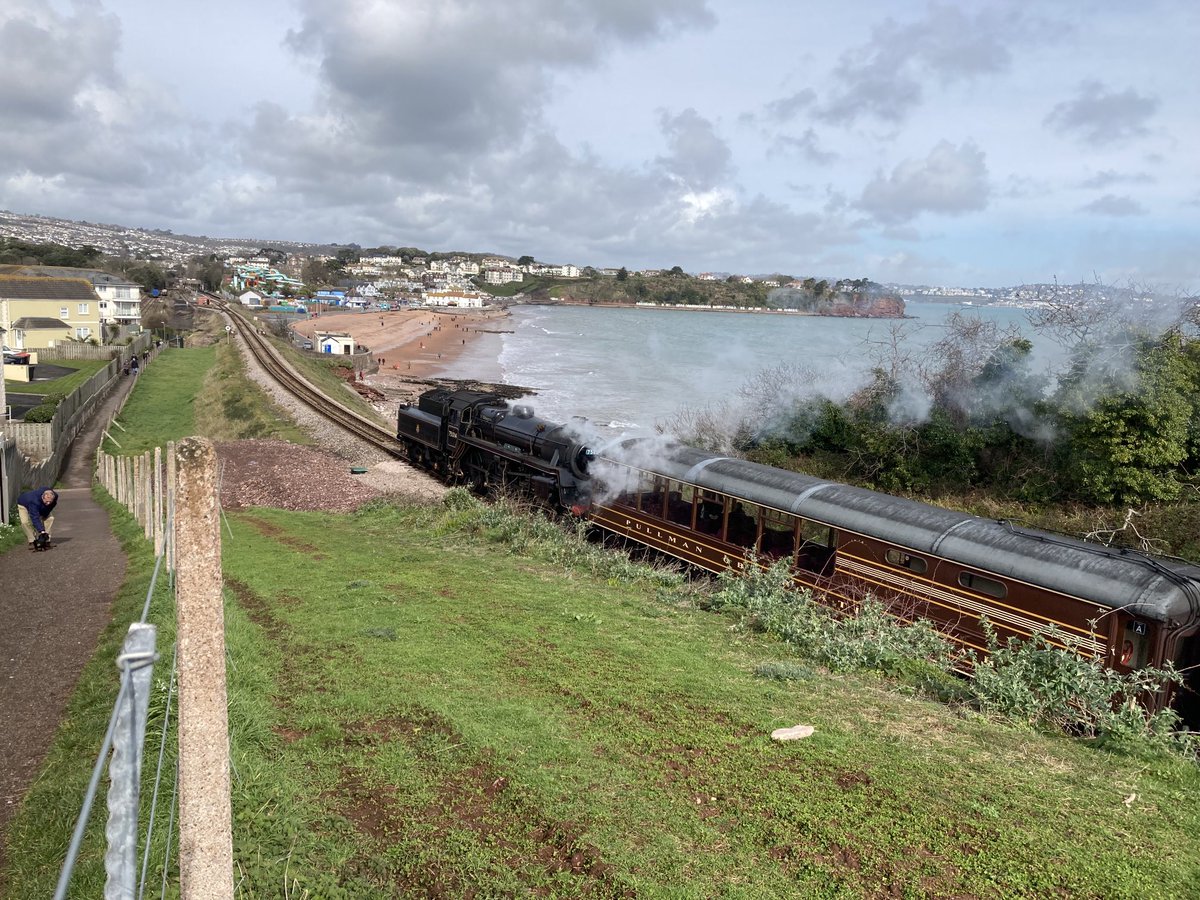 RT @gullssinceaboy: Goodrington Beach today, with added steam train. #LovelyTorbay. https://t.co/BAPlJAlz8Z