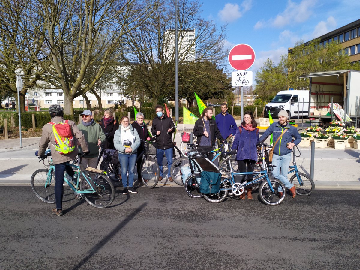 LommeVerte's tweet photo. #WeekEndClimat
Nous étions mobilisés ce matin avec une Vélorution dans le quartier du Marais qui nous a menée devant l'usine Réfinal qui pollue le quartier et sur les Rives de la Haute-Deûle où la biodiversité est menacée par un projet de bétonnisation. https://t.co/hZP716aVEM
