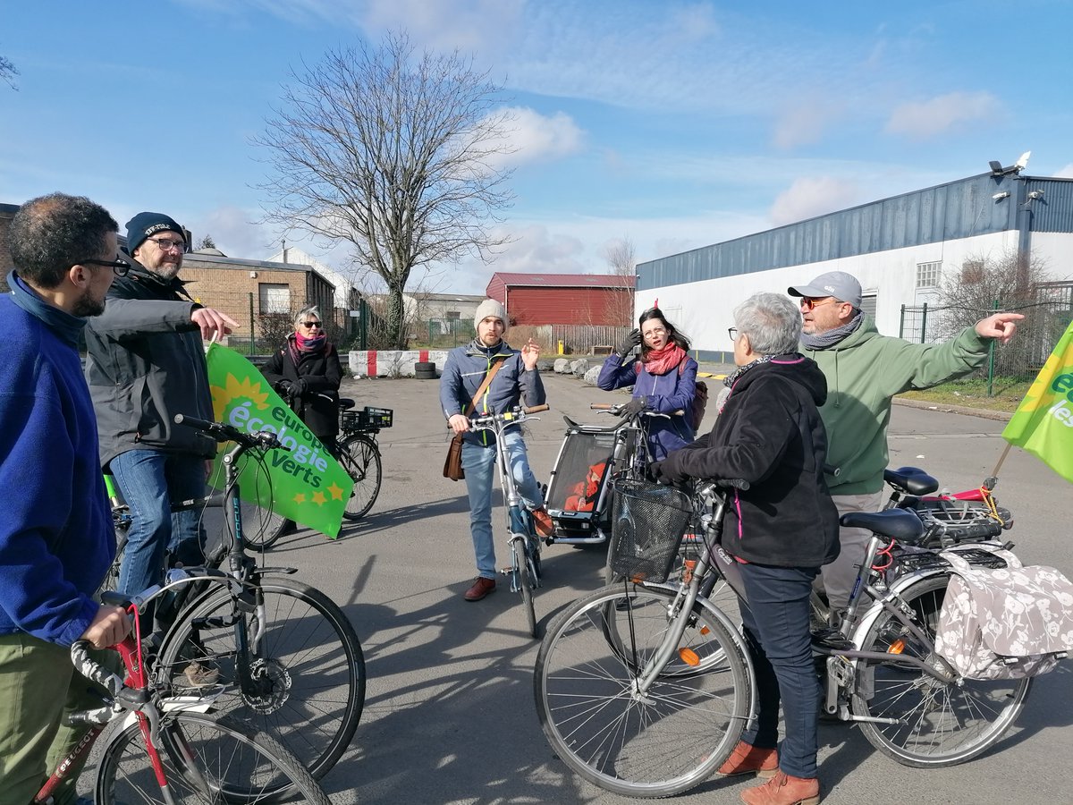 LommeVerte's tweet photo. #WeekEndClimat
Nous étions mobilisés ce matin avec une Vélorution dans le quartier du Marais qui nous a menée devant l'usine Réfinal qui pollue le quartier et sur les Rives de la Haute-Deûle où la biodiversité est menacée par un projet de bétonnisation. https://t.co/hZP716aVEM