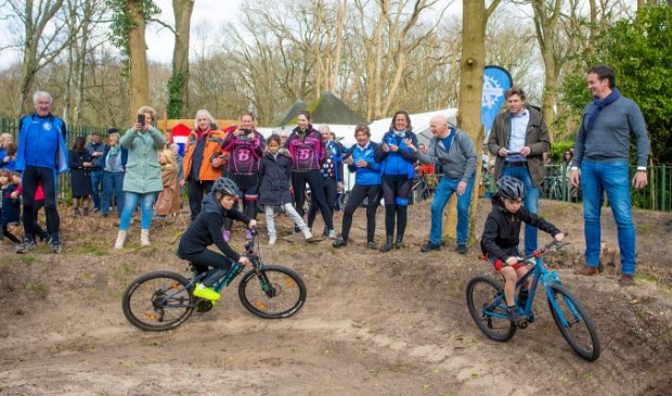 Mountainbikebaan ‘The Fox Trail’ geopend in #Huizen -  nieuwsbladvoorhuizen.nl/nieuws/sport/2…