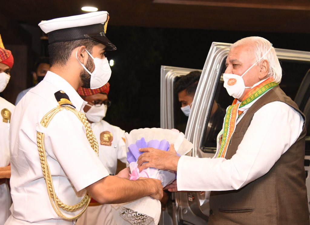 GovernorofGuj's tweet photo. केरल के माननीय राज्यपाल श्री आरिफ़ मोहम्मद खान जी अपने गुजरात प्रवास के दौरान आज राजभवन, गांधीनगर पहुंचे। https://t.co/SAtH8acNfl