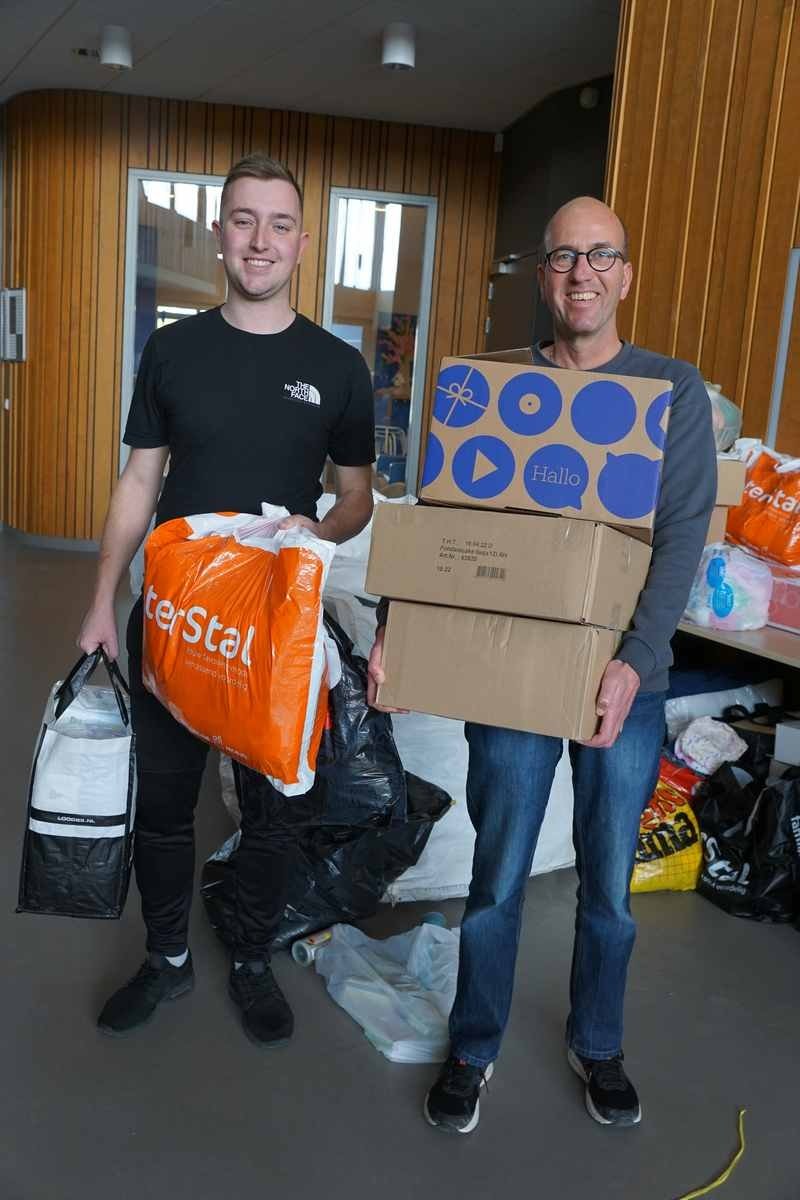 DavidHulshof's tweet photo. Op school is grote hoeveelheid hulpgoederen ingezameld voor Oekraïne. Vandaag het eerste deel al naar verzamelpunt gebracht, om het daar strak in vrachtwagen te plaatsen. Mooi om zo als school wat te doen voor medemens. Vrijdag vertrek. #kompaswerkendam https://t.co/pWZVxYkSmN