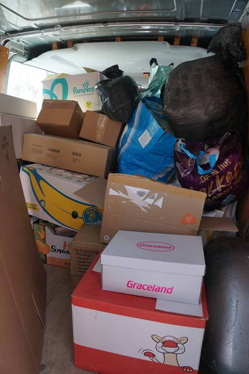 DavidHulshof's tweet photo. Op school is grote hoeveelheid hulpgoederen ingezameld voor Oekraïne. Vandaag het eerste deel al naar verzamelpunt gebracht, om het daar strak in vrachtwagen te plaatsen. Mooi om zo als school wat te doen voor medemens. Vrijdag vertrek. #kompaswerkendam https://t.co/pWZVxYkSmN