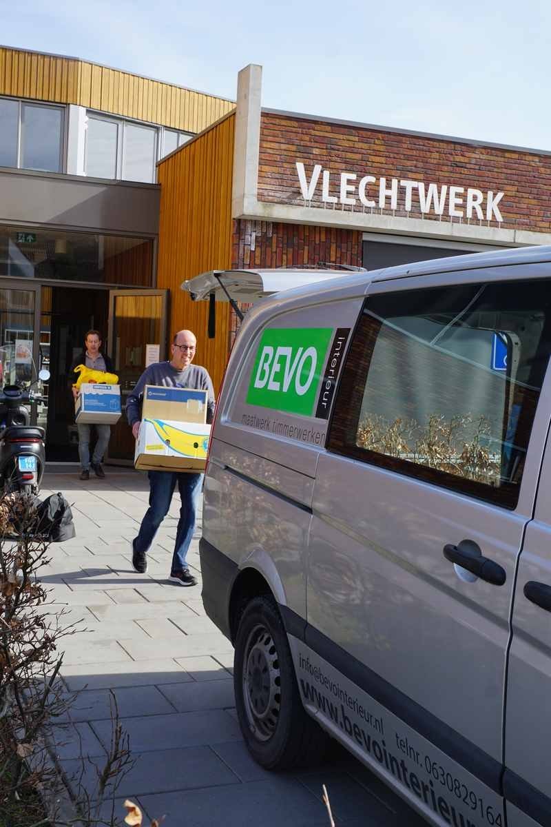 DavidHulshof's tweet photo. Op school is grote hoeveelheid hulpgoederen ingezameld voor Oekraïne. Vandaag het eerste deel al naar verzamelpunt gebracht, om het daar strak in vrachtwagen te plaatsen. Mooi om zo als school wat te doen voor medemens. Vrijdag vertrek. #kompaswerkendam https://t.co/pWZVxYkSmN