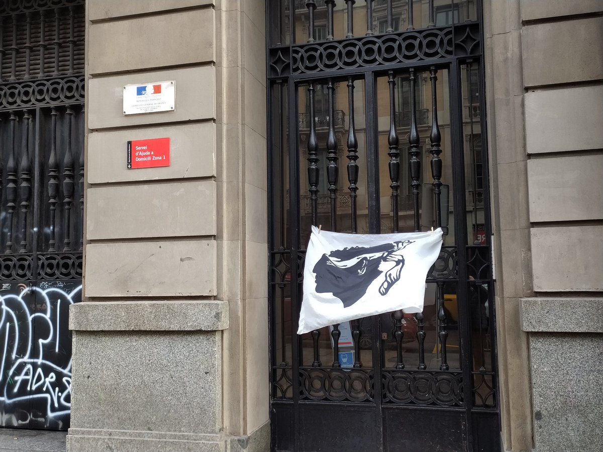 CatalunyaCorsic's tweet photo. Acció davant el consolat francès a Barcelona en solidaritat amb Ivan Colonna i per la llibertat dels presos polítics corsos #Liberta #StatuFranceseAssassinu @AssoSulidarita @CORSICA_LIBERA @uribombu @VilaWeb https://t.co/tVvI5kuNvM