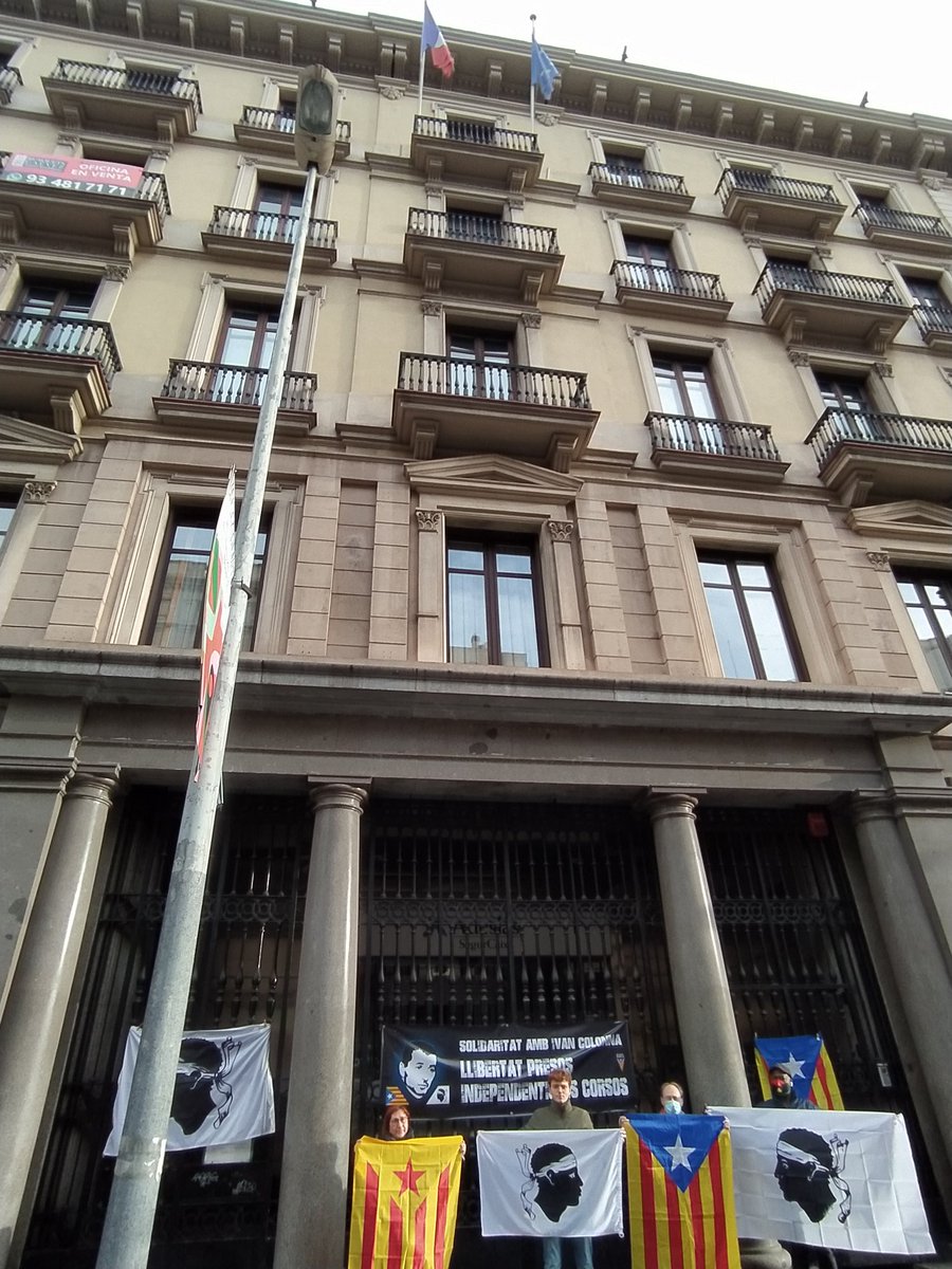 CatalunyaCorsic's tweet photo. Acció davant el consolat francès a Barcelona en solidaritat amb Ivan Colonna i per la llibertat dels presos polítics corsos #Liberta #StatuFranceseAssassinu @AssoSulidarita @CORSICA_LIBERA @uribombu @VilaWeb https://t.co/tVvI5kuNvM