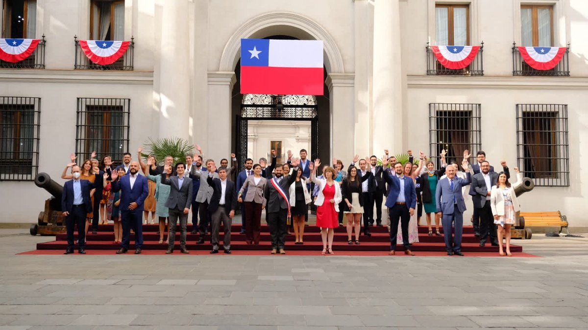 Subtrans's tweet photo. Nuestro subsecretario de Transportes, @cristpineda (el más alto al centro de la foto 🙈), participó con el Presidente @gabrielboric en las actividades oficiales del @GobiernodeChile. 

#CambioCiudadano 🚲🚍🚶🏼‍♀️🚇🚆 https://t.co/lL4Y8nf53A