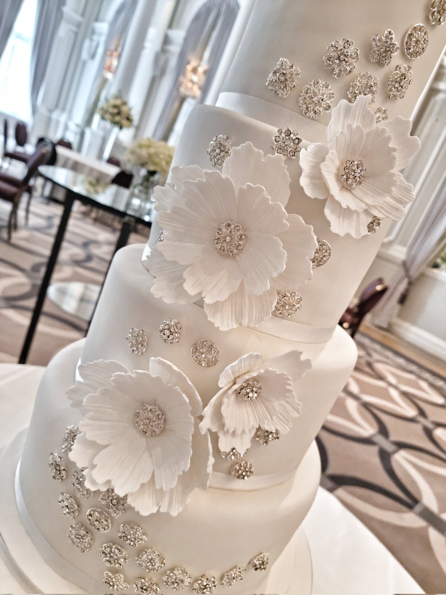 AuntieCakeBakes's tweet photo. This wedding has had three dates, due to the pandemic, but finally I got to make this beauty and deliver/set up at the gorgeous Corinthia Hotel in London today. π₯°
#AuntieCakeBakes #weddingcake #fourtiercake #diamanteweddingcake https://t.co/p8N1QLqDZ3