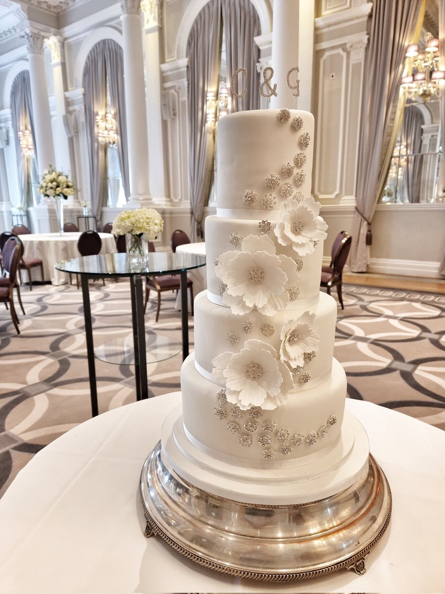 AuntieCakeBakes's tweet photo. This wedding has had three dates, due to the pandemic, but finally I got to make this beauty and deliver/set up at the gorgeous Corinthia Hotel in London today. π₯°
#AuntieCakeBakes #weddingcake #fourtiercake #diamanteweddingcake https://t.co/p8N1QLqDZ3