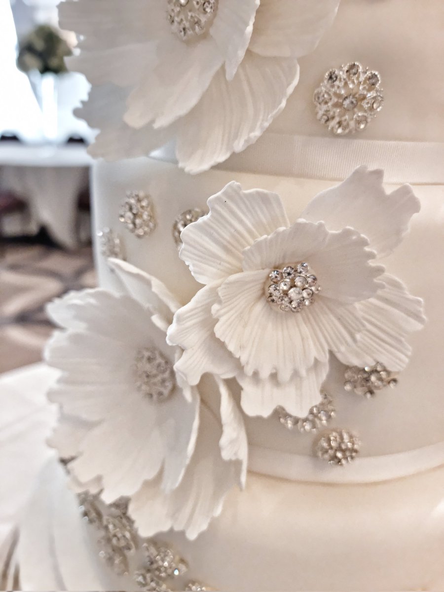 AuntieCakeBakes's tweet photo. This wedding has had three dates, due to the pandemic, but finally I got to make this beauty and deliver/set up at the gorgeous Corinthia Hotel in London today. π₯°
#AuntieCakeBakes #weddingcake #fourtiercake #diamanteweddingcake https://t.co/p8N1QLqDZ3