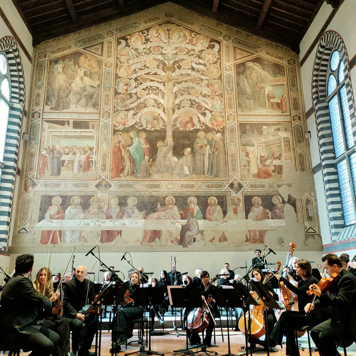 santacroceopera's tweet photo. The seventeen tolls of the bells of Santa Croce like the days of the conflict, the Mozart's music played by the @maggiomusicale in the refectory, thousands of people and one voice: #Peace!
#CitiesStandWithUkraine
#santacroce #piazzasantacroce #basilicasantacroce https://t.co/oc36zemFuK