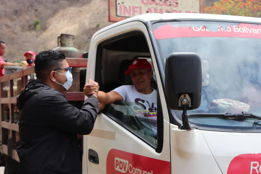 En materia de Servicios Públicos Gracias a la Gdra. <a href="/Soykarinacarpio/">Karina Carpio</a> en conjunto con el Alcalde @PHernandezPSUV se articulo con gas comunal de garantizarle a la comunidad el servicio a todas las familias del Mcpio. #SantosMichelena 
#ClapEnVictoria