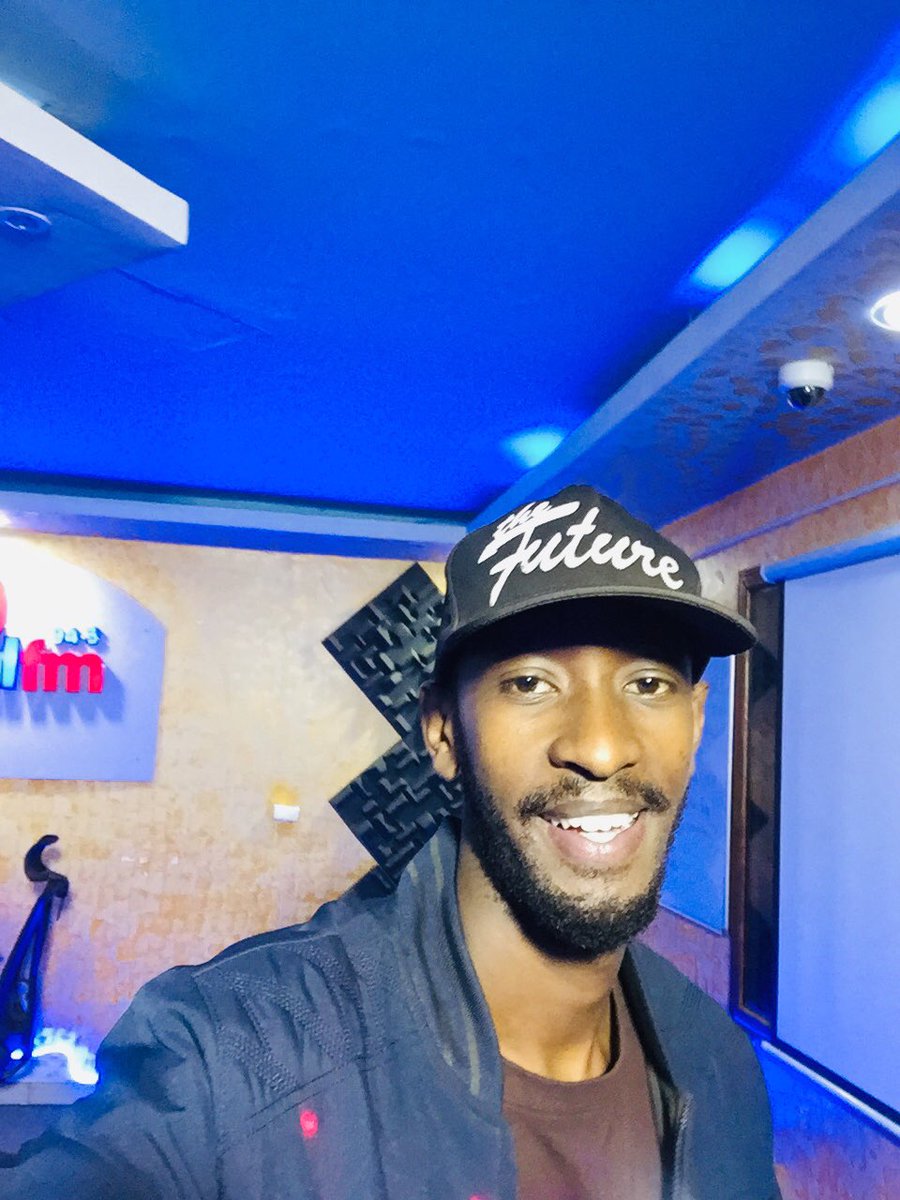 KagameKyle's tweet image. It’s About To Go Down🔥🔥 #SCRATCHBOX 8pm @RoyalFMRwanda I n I @KagameKyle X #DjWayz3
@krissvicc 🤜🏽🤛🏽