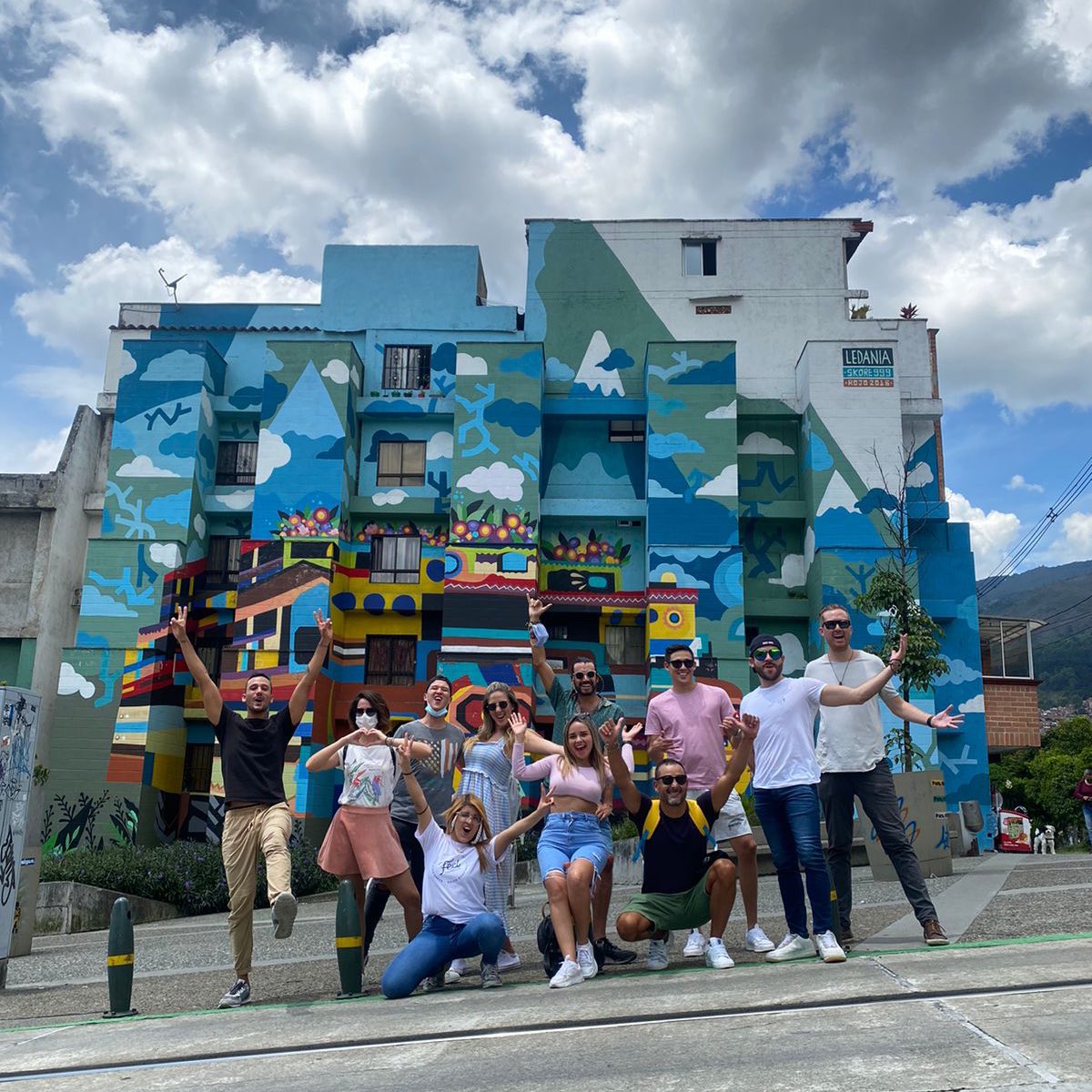 VivaAirCol's tweet photo. La verdadera amistad se forja con viajes 🤩✈️💛

Celebra el #DiaDeLosAmigos viajandoooo 😎

Compra ya tu próximo viaje con tu combo en https://t.co/rx0KDuvCvQ  y celebra la amistad 🥰🙌🏼

#VuelaMas #OnlyFlights #Promo #VenAVolarConViva https://t.co/alw8PMRFXh