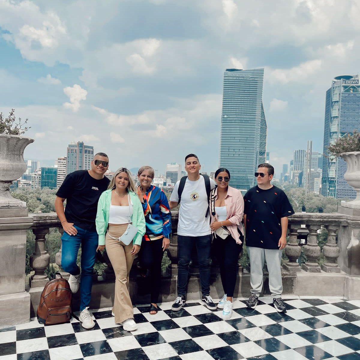 VivaAirCol's tweet photo. La verdadera amistad se forja con viajes 🤩✈️💛

Celebra el #DiaDeLosAmigos viajandoooo 😎

Compra ya tu próximo viaje con tu combo en https://t.co/rx0KDuvCvQ  y celebra la amistad 🥰🙌🏼

#VuelaMas #OnlyFlights #Promo #VenAVolarConViva https://t.co/alw8PMRFXh