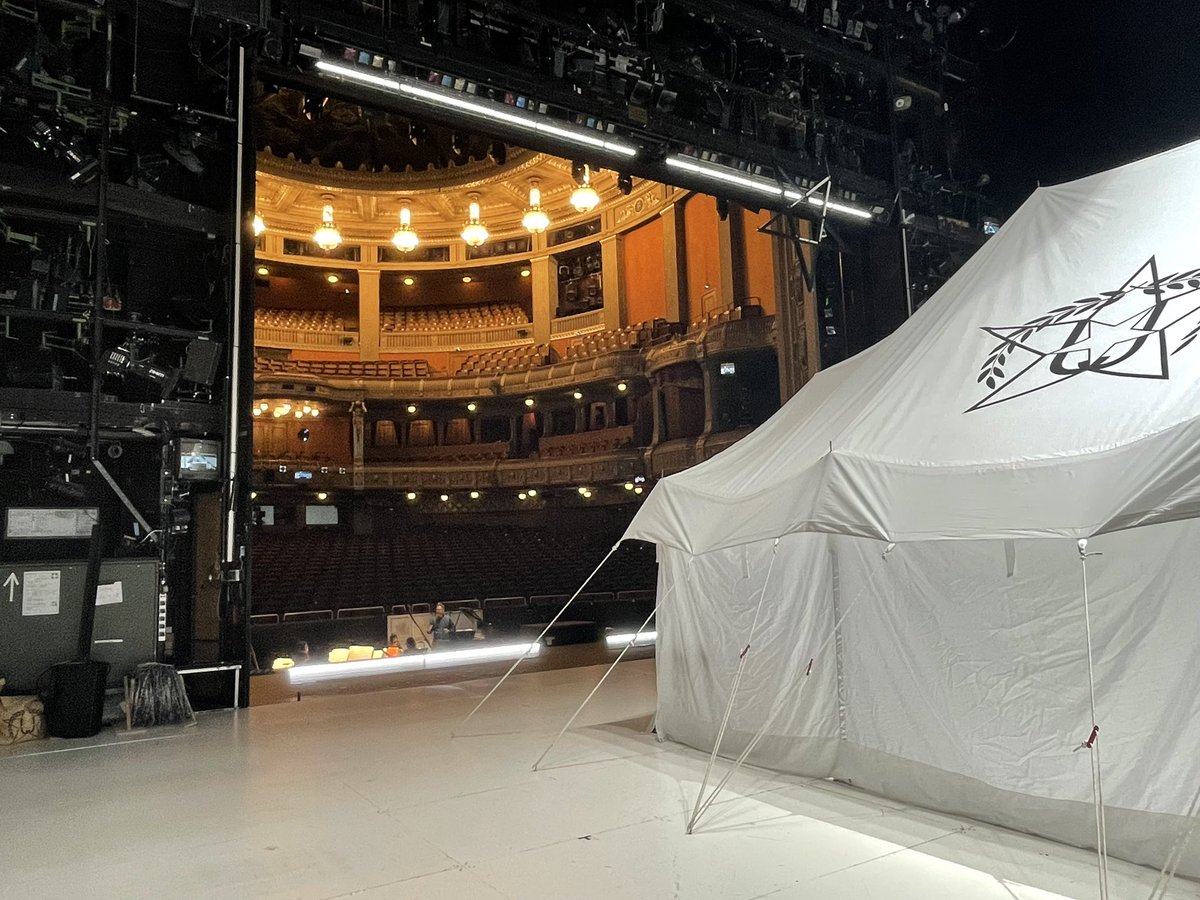 oper_stuttgart's tweet photo. Backstage bei #StgtJuditha – in 15 Minuten beginnt der Livestream auf https://t.co/QlvpSjJdoW! https://t.co/8IuTQsDVKE