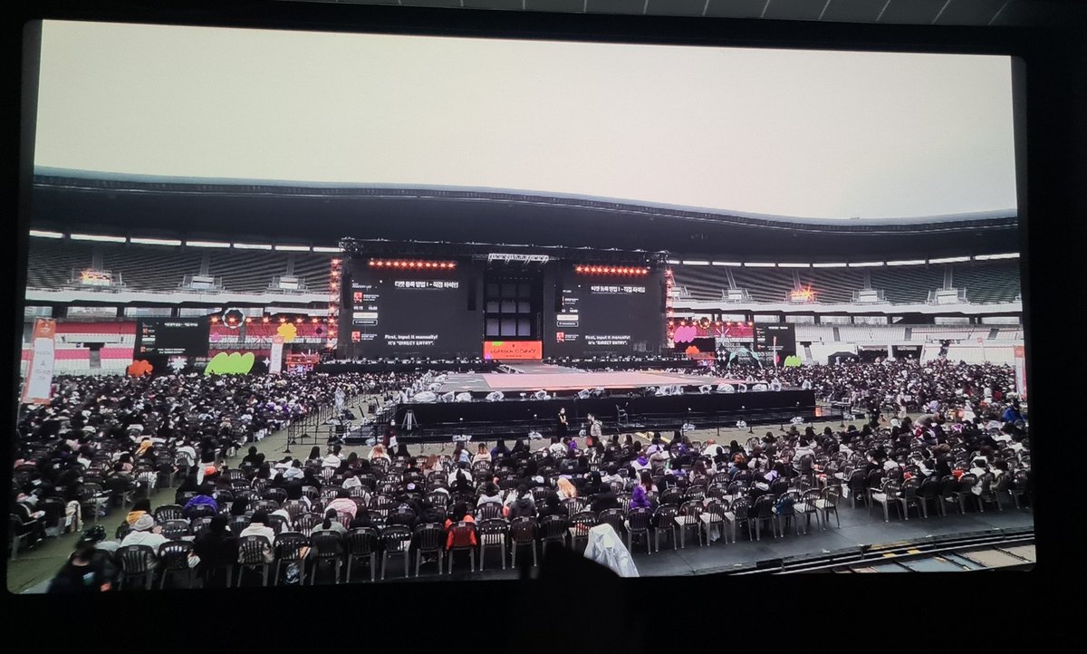 carolinithha's tweet photo. El mejor dia 😍😍💜💜 #BTS #bts_in_mexico #BTSCONCERT 🎤🎤🎤 https://t.co/dQYm4mWXzE