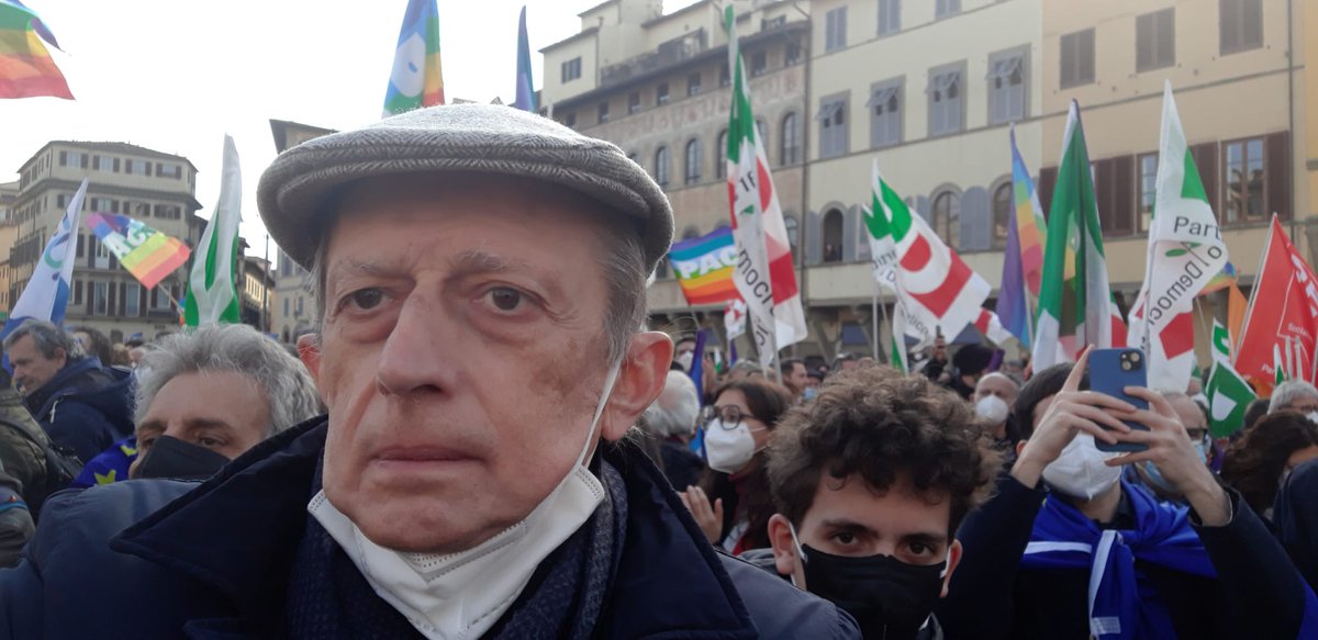 pierofassino's tweet photo. A #Firenze una piazza stracolma, la coscienza di un popolo, il sussulto di tutta l'Italia democratica per fermare questa assurda, folle guerra. Siamo a fianco del popolo dell'#Ucraina libera. 
#StopWar #CitiesstandwithUkraine https://t.co/1wiDZuYCLF