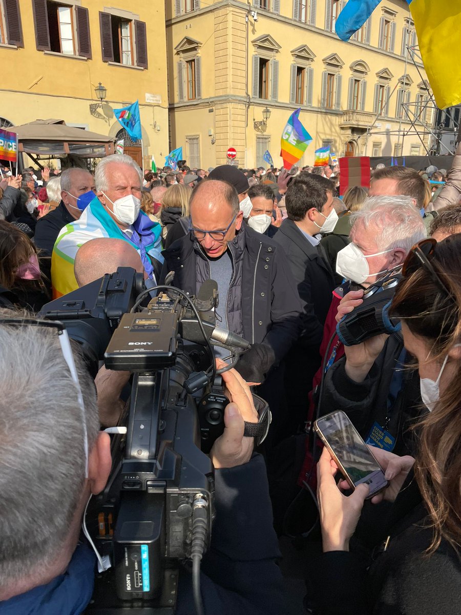 pierofassino's tweet photo. A #Firenze una piazza stracolma, la coscienza di un popolo, il sussulto di tutta l'Italia democratica per fermare questa assurda, folle guerra. Siamo a fianco del popolo dell'#Ucraina libera. 
#StopWar #CitiesstandwithUkraine https://t.co/1wiDZuYCLF