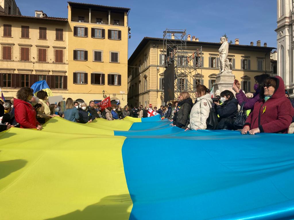 pierofassino's tweet photo. A #Firenze una piazza stracolma, la coscienza di un popolo, il sussulto di tutta l'Italia democratica per fermare questa assurda, folle guerra. Siamo a fianco del popolo dell'#Ucraina libera. 
#StopWar #CitiesstandwithUkraine https://t.co/1wiDZuYCLF