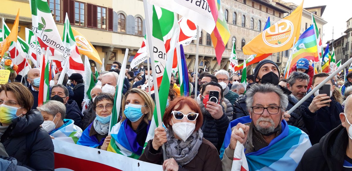 pierofassino's tweet photo. A #Firenze una piazza stracolma, la coscienza di un popolo, il sussulto di tutta l'Italia democratica per fermare questa assurda, folle guerra. Siamo a fianco del popolo dell'#Ucraina libera. 
#StopWar #CitiesstandwithUkraine https://t.co/1wiDZuYCLF