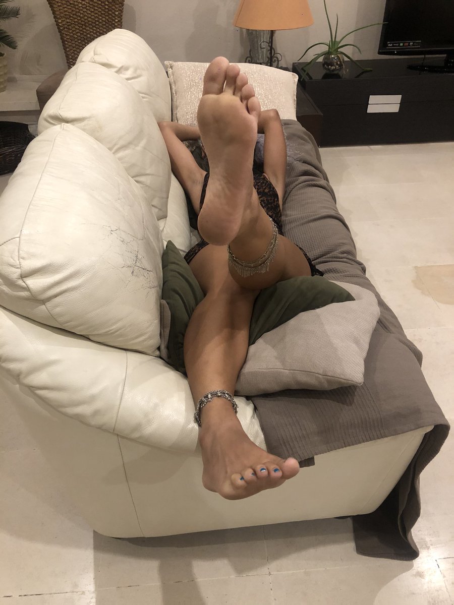 GoddessDivina__'s tweet photo. Chilling and bored, want to drain some wallets 
Where r my losers slaves to entertain me ? 
Dm for payment method 
@FootParadiseRT @Footrubforwomen @BetaPromo @rt_find @RtPiggy79k @RtDoggie @FinDommes @PromoterFemdom @rt4_dommes @promoslave 
Arab finsub findomme cashqueen https://t.co/B4YVeF37ZE