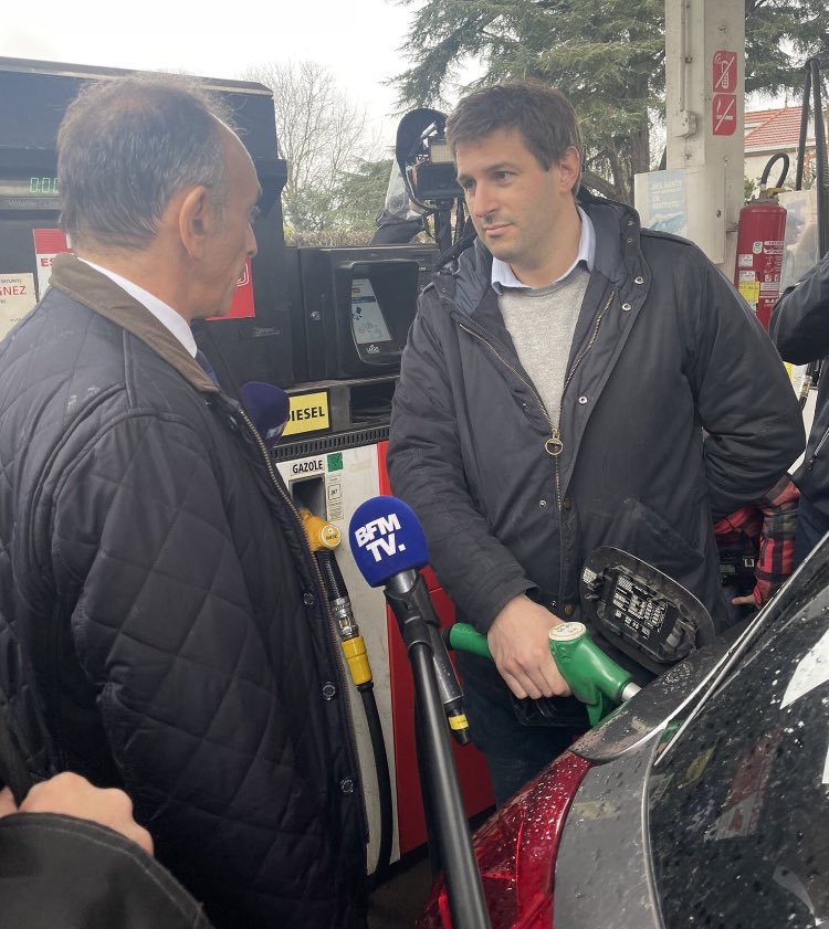 MARCLANDES40's tweet photo. Incroyable!! @ZemmourEric et ses sbires de @Reconquete_Z vont jusqu’à organiser une visite surprise dans une station service de Moissac! Pas de bol.. une journaliste a remarqué que le «client» suit l’équipe Zemmour dans la ville!! Ici en photo avec «la petite sirène blonde»! https://t.co/2rlqZexHZf