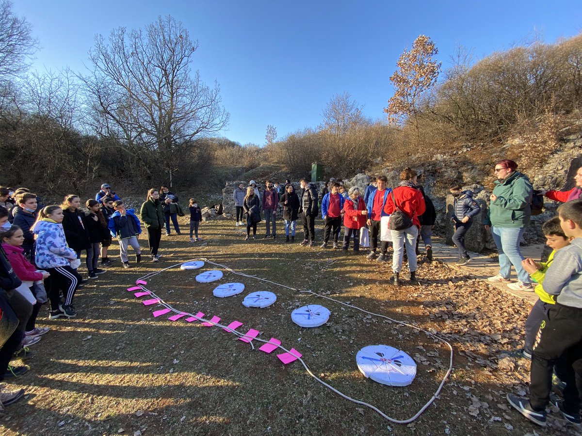 ProFogliano's tweet image. Un centinaio di bambini e ragazzi tra #trincee e #doline del #carso della #grandeguerra: un progetto della Pro Loco Fogliano Redipuglia finanziato dalla @regioneFVGit di portare avanti il progetto educativo didattico “Dal passo alla Parola”. @GibelliTiziana @OretiFabrizio