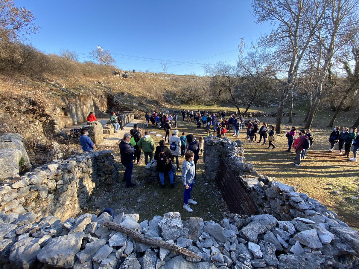 ProFogliano's tweet image. Un centinaio di bambini e ragazzi tra #trincee e #doline del #carso della #grandeguerra: un progetto della Pro Loco Fogliano Redipuglia finanziato dalla @regioneFVGit di portare avanti il progetto educativo didattico “Dal passo alla Parola”. @GibelliTiziana @OretiFabrizio