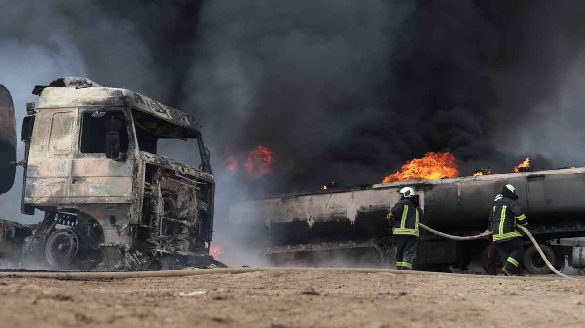 SyriaCivilDef's tweet photo. A man passed away and two others were injured after a major fire broke out in three oil tankers in the #Hamran, #Jarabulus, east of #Aleppo. Our teams retrieved the body, transported the injured, battled the fire then waited for hotspots to be extinguished.
#WhiteHelmets https://t.co/wQb3oZeNnV