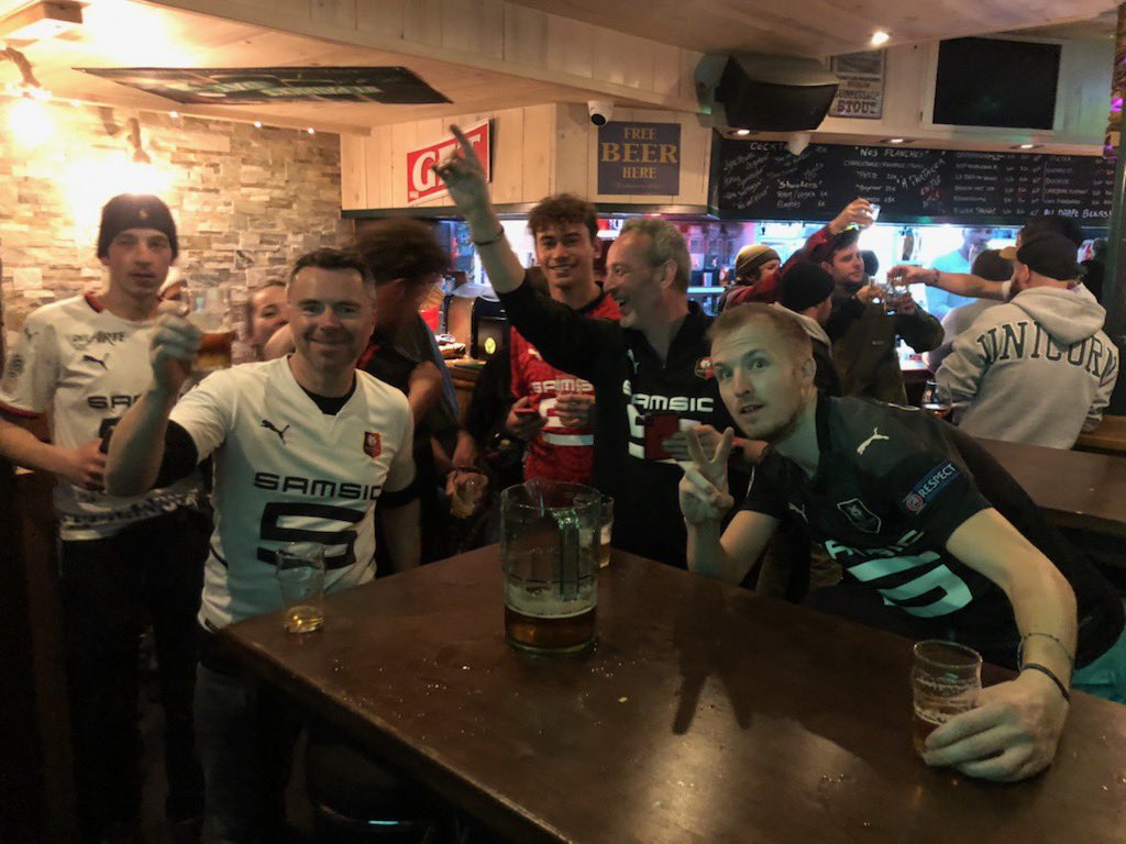 CharlesHrv's tweet photo. Avant le match contre Lyon, je repense à cette soirée et à la rencontre avec des supporters du @staderennais à #Avoriaz. Génial. #LEISRFC #UECL https://t.co/6GSENrg2Jy