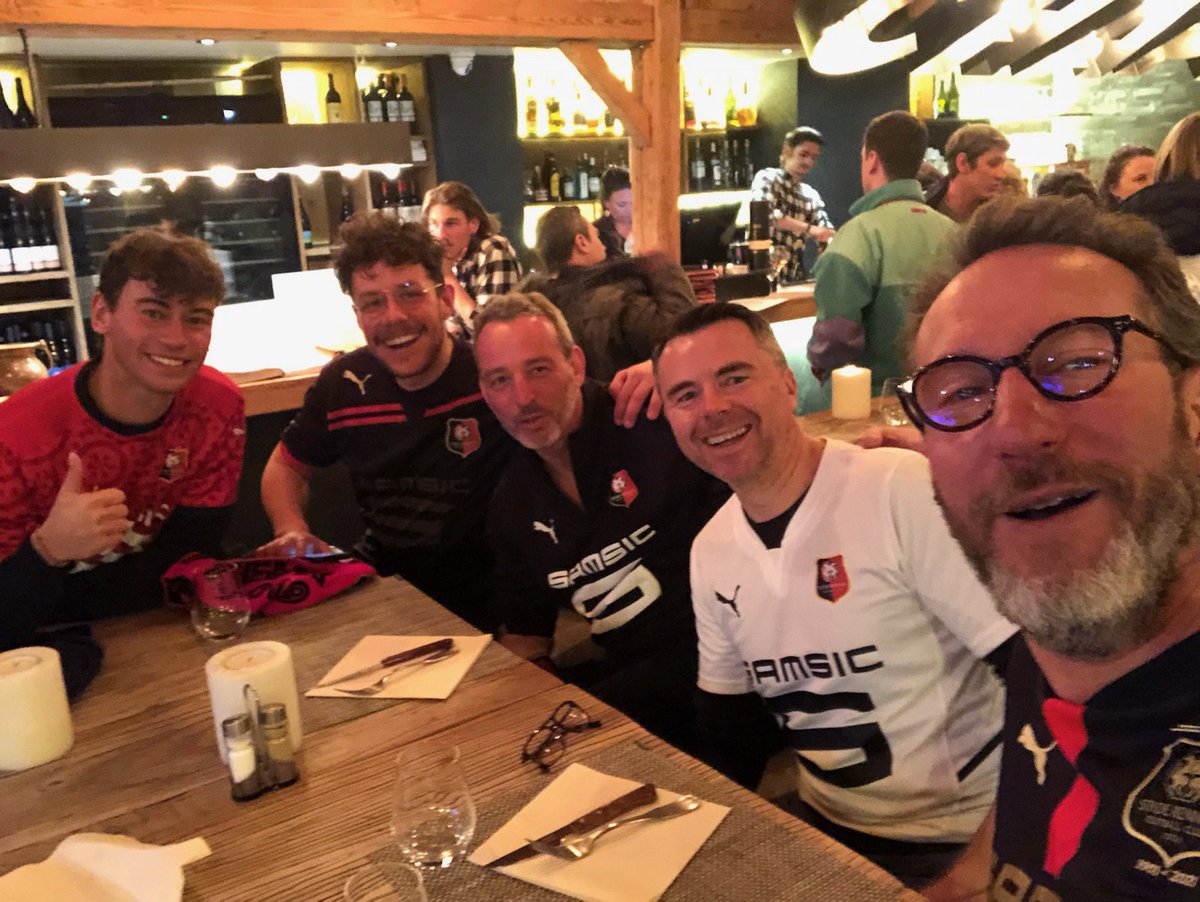CharlesHrv's tweet photo. Avant le match contre Lyon, je repense à cette soirée et à la rencontre avec des supporters du @staderennais à #Avoriaz. Génial. #LEISRFC #UECL https://t.co/6GSENrg2Jy