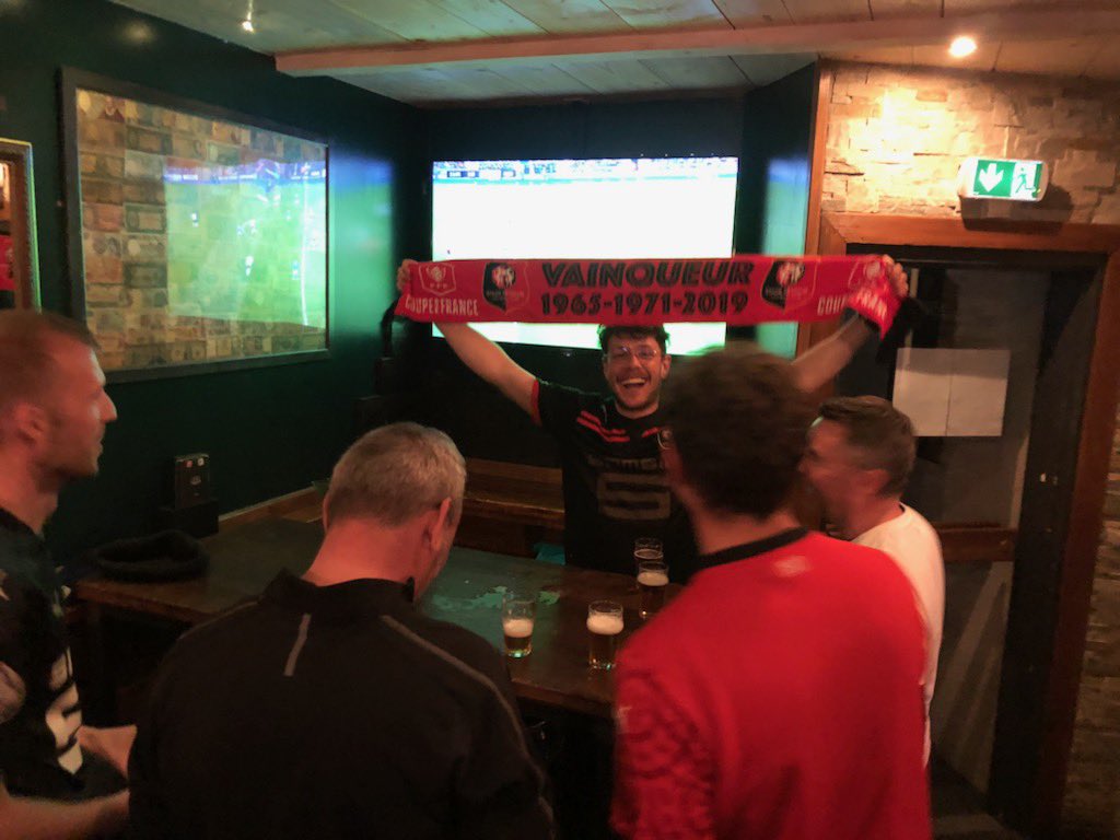 CharlesHrv's tweet photo. Avant le match contre Lyon, je repense à cette soirée et à la rencontre avec des supporters du @staderennais à #Avoriaz. Génial. #LEISRFC #UECL https://t.co/6GSENrg2Jy