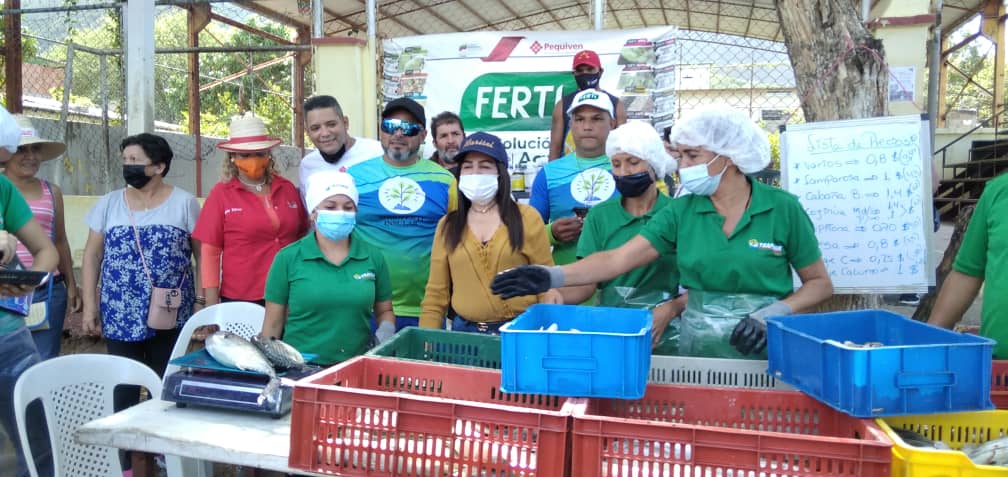 mari_velasquez's tweet photo. En los seis años del #ClapEnVictoria realizamos jornada de venta de alimentos en #Carapacho #MunicipioDíaz y festejamos el éxito de estás estructuras ideadas por nuestro presidente @NicolasMaduro @PSUV_NE @PartidoPSUV @JoseGVielmaMora @dcabellor @NicolasMaduro https://t.co/xbSnzHyS11