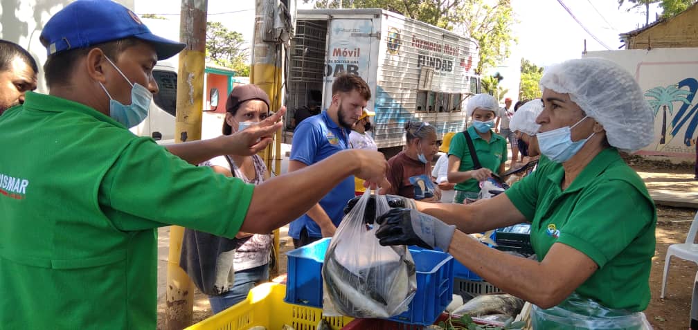 mari_velasquez's tweet photo. En los seis años del #ClapEnVictoria realizamos jornada de venta de alimentos en #Carapacho #MunicipioDíaz y festejamos el éxito de estás estructuras ideadas por nuestro presidente @NicolasMaduro @PSUV_NE @PartidoPSUV @JoseGVielmaMora @dcabellor @NicolasMaduro https://t.co/xbSnzHyS11
