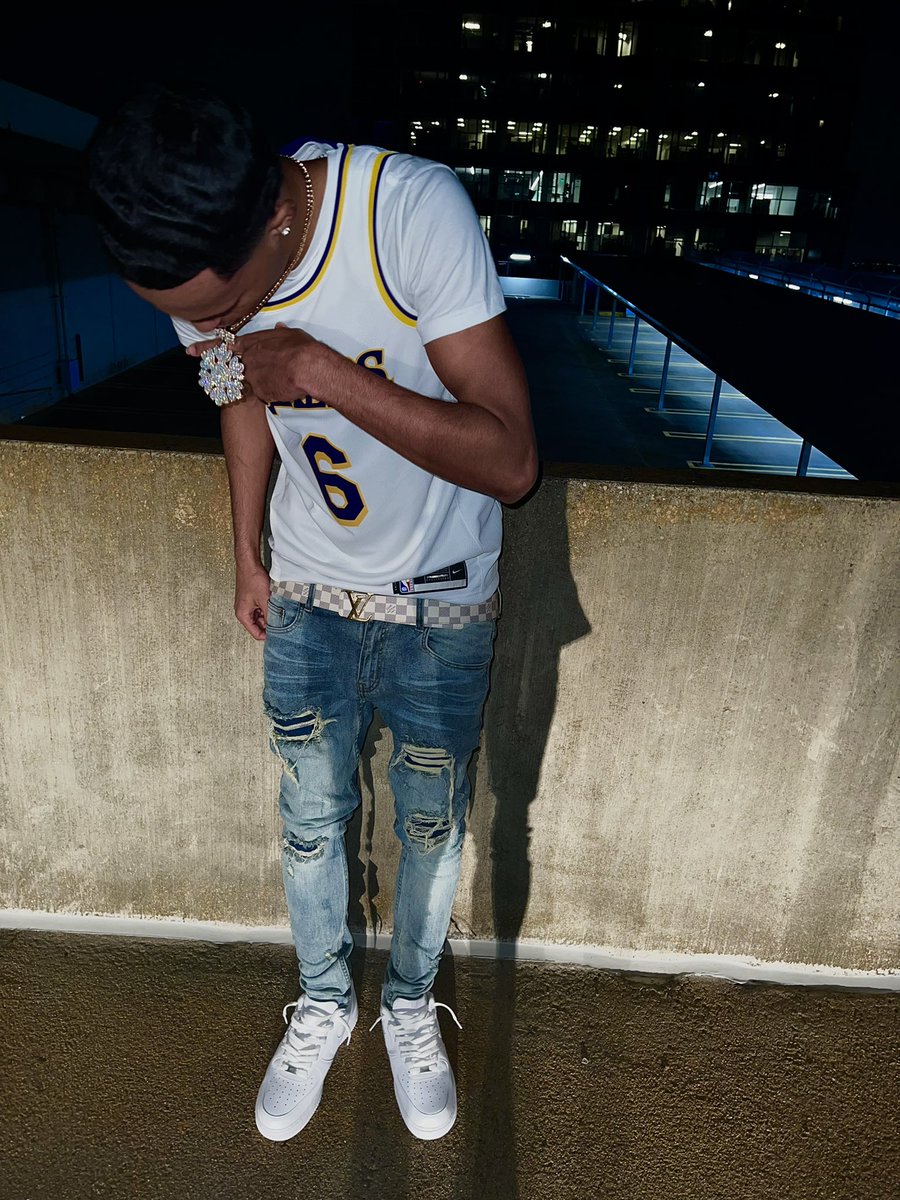 kainpme's tweet photo. Tell me why my heart so cold but it’s made outta gold young nigga gotta whole lotta pain 💔 #PME https://t.co/I1FuMLJwAd