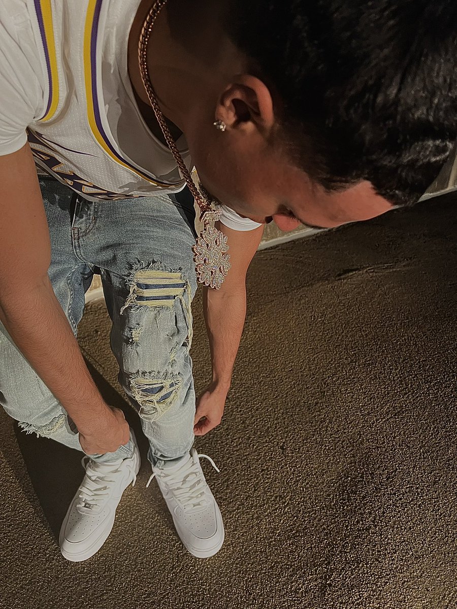 kainpme's tweet photo. Tell me why my heart so cold but it’s made outta gold young nigga gotta whole lotta pain 💔 #PME https://t.co/I1FuMLJwAd