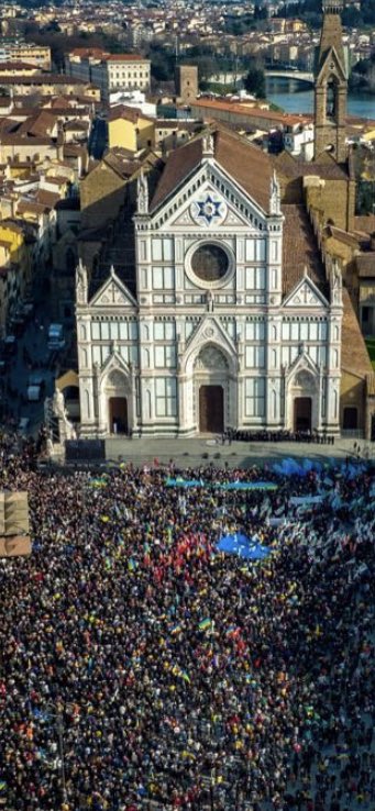 Lavorare per unire paga. La Piazza di Firenze ha dimostrato che l’ #unità è più forte delle divisioni. Sventolavano l’una accanto all’altra bandiere diverse, tutte unite dal rifiuto della guerra, dal sostegno al popolo 🇺🇦 e dal rifiuto di ogni ambiguità. #UcrainaLibera #StopPutin