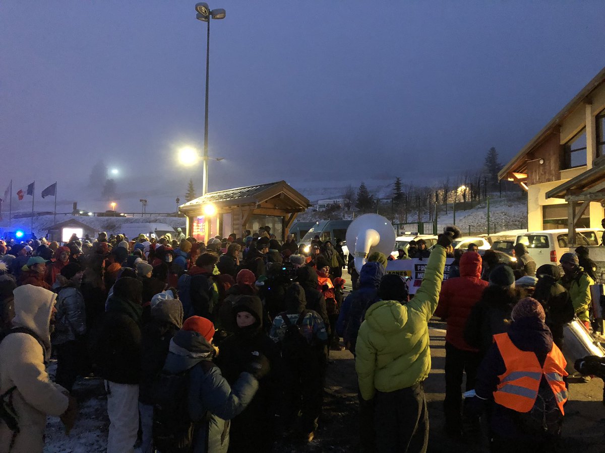 tousmigrants's tweet photo. Arrivée en nombre devant les locaux de la PAF de Montgenèvre pour l’édition 2022 de la Grande Maraude Solidaire malgré le froid. 
Frontière meurtrière État coupable ! #briancon #tousmigrants https://t.co/yGfrBAZaPS