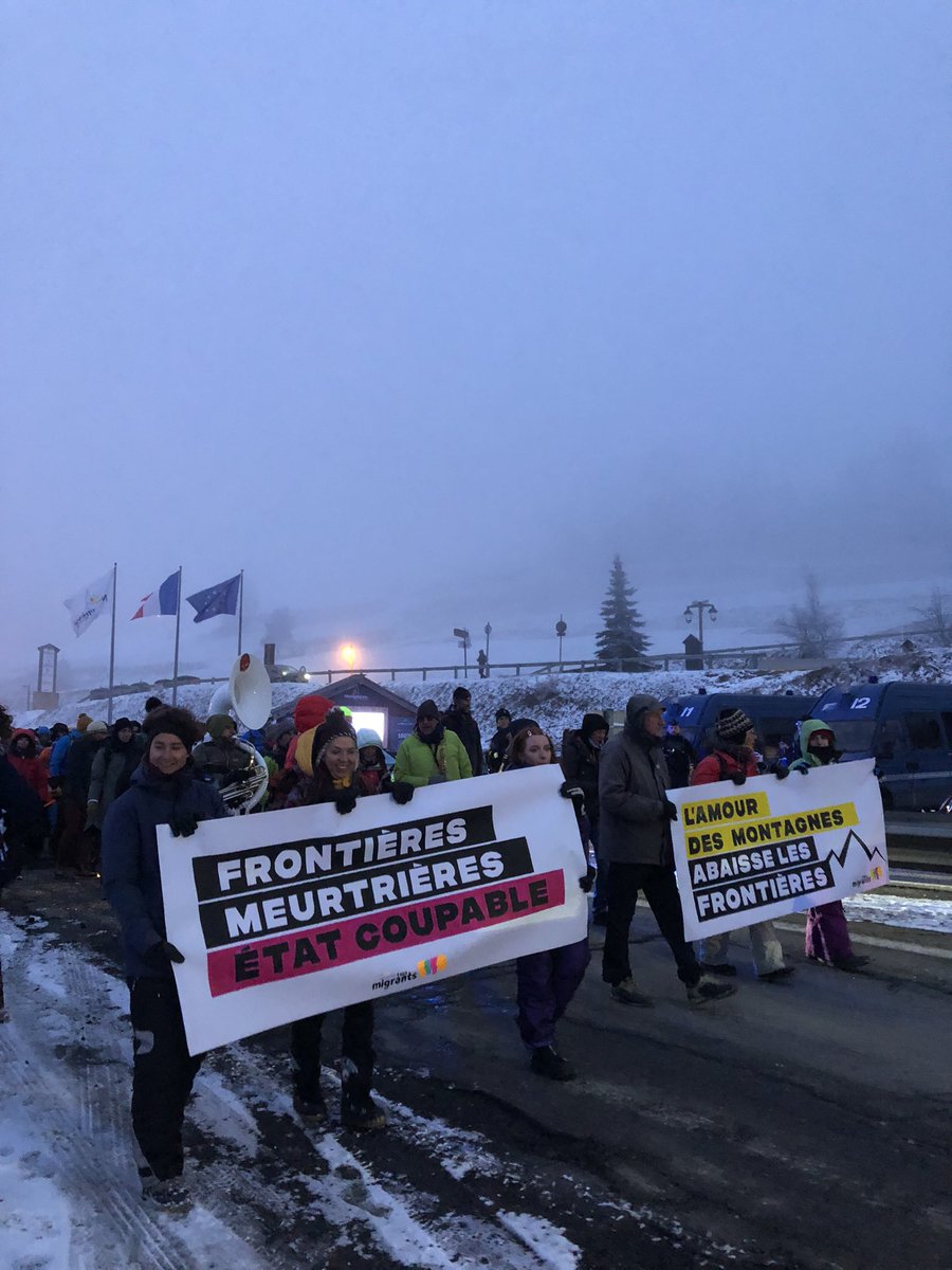 tousmigrants's tweet photo. Arrivée en nombre devant les locaux de la PAF de Montgenèvre pour l’édition 2022 de la Grande Maraude Solidaire malgré le froid. 
Frontière meurtrière État coupable ! #briancon #tousmigrants https://t.co/yGfrBAZaPS