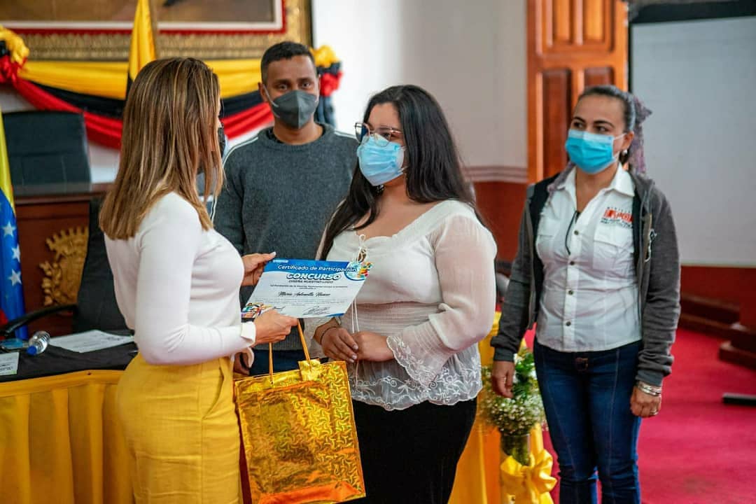 KaremDeBernal's tweet photo. En las instalaciones del Consejo Legislativo del estado, hicimos entrega de los premios a los ganadores del concurso del logo de la Fundación de la Familia Tachirense. ¡Felicitaciones a los 3 ganadores por sus excelentes propuestas que sirvieron para crear el logo final! https://t.co/6YkNNXaCKg