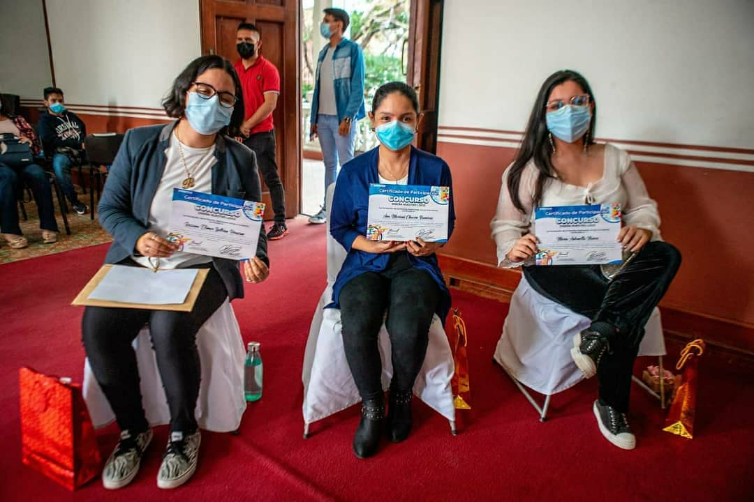 KaremDeBernal's tweet photo. En las instalaciones del Consejo Legislativo del estado, hicimos entrega de los premios a los ganadores del concurso del logo de la Fundación de la Familia Tachirense. ¡Felicitaciones a los 3 ganadores por sus excelentes propuestas que sirvieron para crear el logo final! https://t.co/6YkNNXaCKg