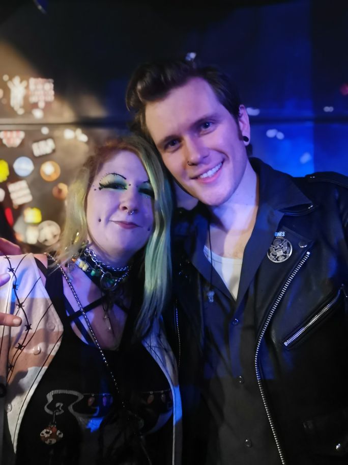 TreeofRogue's tweet image. Posting my pics with these two adorable chaps because they are lovely and you should go follow them and give their bands a listen! @laurencefvk and @alexdoesasing