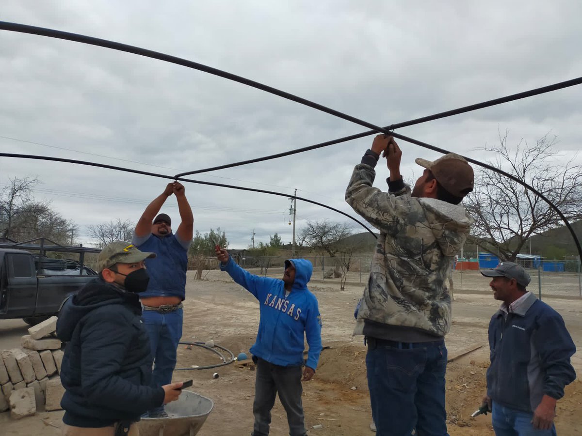 ldeschampss's tweet photo. El ejido San Felipe, durante la implementación del modelo de gestión territorial, construyendo con la participación de toda la comunidad macro túneles de los sistemas de producción de traspatio resilientes @IICAMexico @IICAnoticias @IFADespanol @CONAFOR https://t.co/A4oZNIf3aE