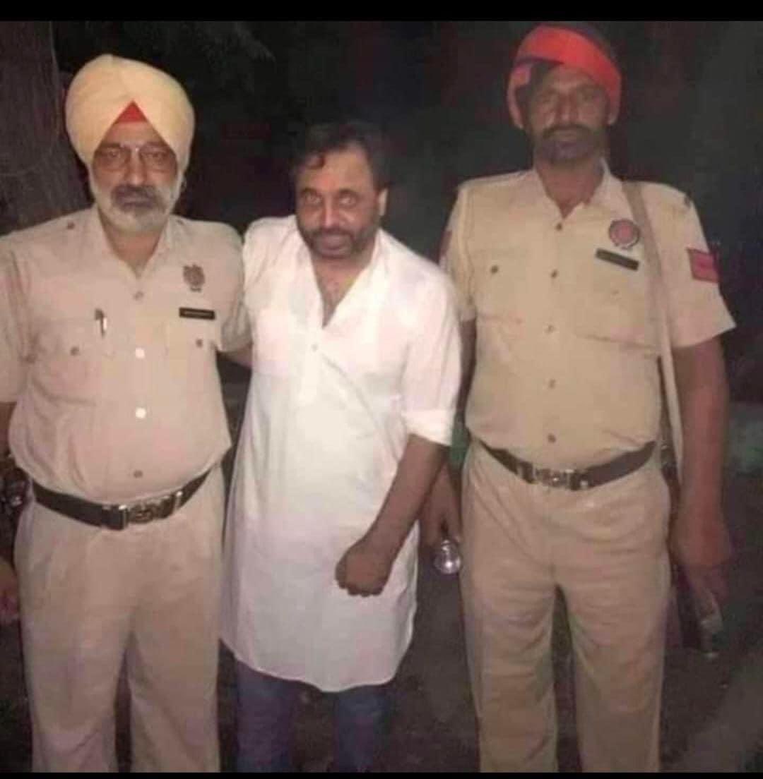 DeepSaDudu's tweet photo. जिसको कभी पुलिस संभालती थी अब वो पुलिस को संभालेगा🙄🙄 #PanjabElection #panjab https://t.co/rYpzSiQhbY