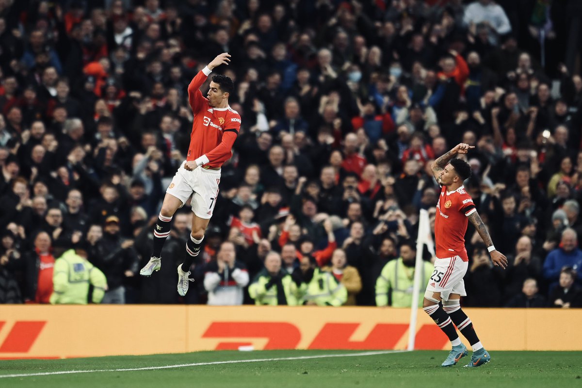 CR7_Factos's tweet photo. LONG WAY OUT… WHAT A GOAL! NOT TOO FAR OUT FOR HIM!
#MUNTOT https://t.co/WOBOC6DoUQ