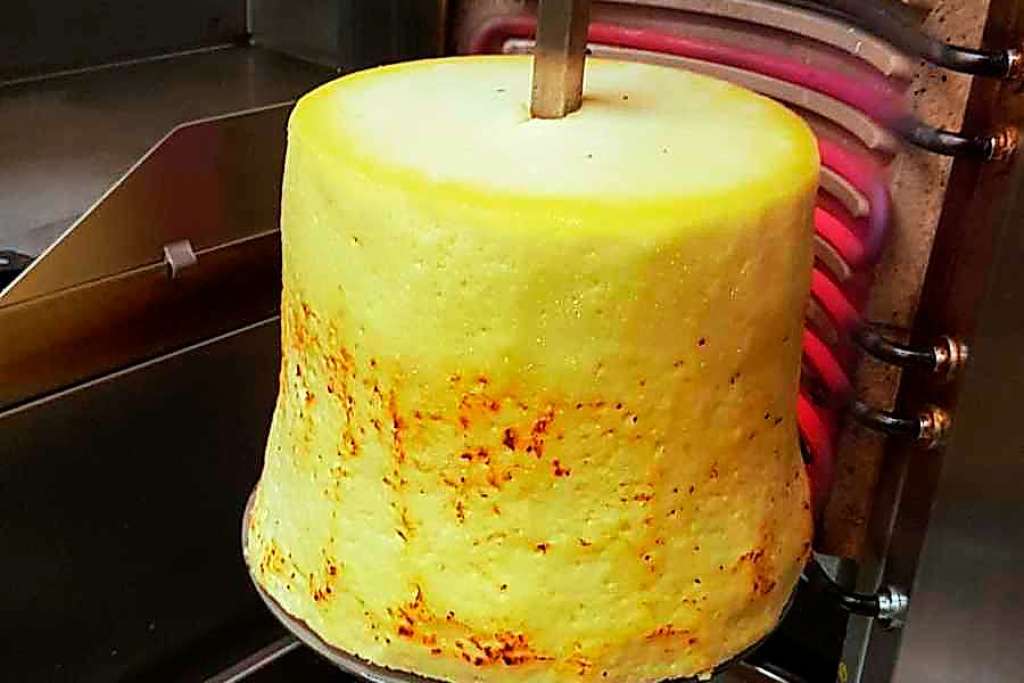 RafaLagoon's tweet photo. Me acabo de enterar que existe un KEBAB DE QUESO. Es decir, el troncho es de queso en lugar de ternera/pollo. El "cheebab". Ahora tengo la misión vital de encontrarlo. https://t.co/Qgi8dRRKm0