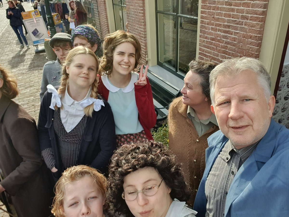 Vandaag laatste opnamedag van de 2e WO-film 'Het gevoel van vrijheid'. We filmden de bevrijding...met een dubbel gevoel nu er zo dichtbij weer oorlog is. Nu wel nieuwsgierig naar het eindresultaat. Premiere 18 april a.s. (op de 4e foto: ik en m'n film/oorlogsgezin).