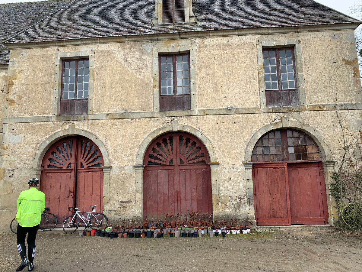 freelizz's tweet photo. Day 4, very wet and cold. Stoped at the château de Sully , for canapé. Very posh. https://t.co/4OGoOsb5O3